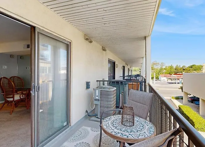 Coastal With Large Balcony Ocean Views & Pool - Short Walk To The *