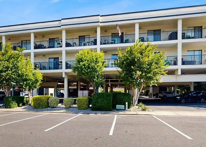Coastal With Large Balcony Ocean Views & Pool - Short Walk To The Holiday home *
